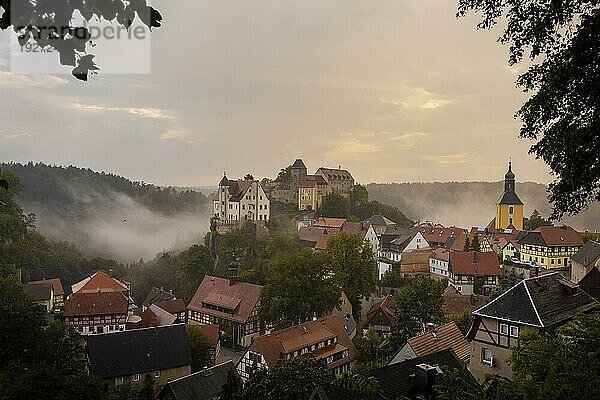 Highline- und Familienfest in Hohnstein Über den Dächern Hohnsteins und zwischen Sandsteinfelsen sind Highlines gespannt  über welche wagemutige Extremsportler balancieren. Highliner balancieren hoch über dem Bärengarten an der Burg Hohnstein