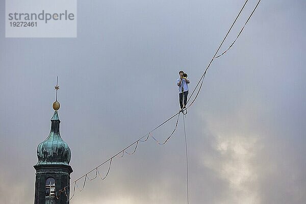 Highline- und Familienfest in Hohnstein Über den Dächern Hohnsteins und zwischen Sandsteinfelsen sind Highlines gespannt  über welche wagemutige Extremsportler balancieren. Ruben Langer beeindruckt mit Kunststücken auf einer Highline vom Kirchturm zur Burg Hohnstein