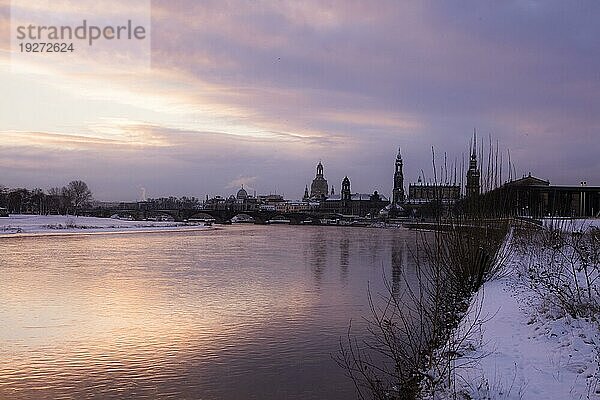 Sonnenaufgang am Elbufer in Dresden