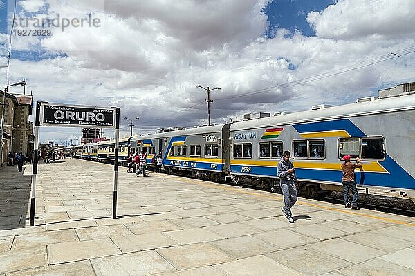 Oruro  Bolivien  30. Oktober 2015: Zug geparkt am Bahnhof mit Menschen auf dem Bahnsteig  Südamerika