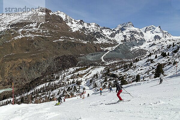 Zermatt  Schweiz  12. April 2017: Menschen beim Skifahren auf den Pisten im berühmten Matterhorn Skigebiet  Europa