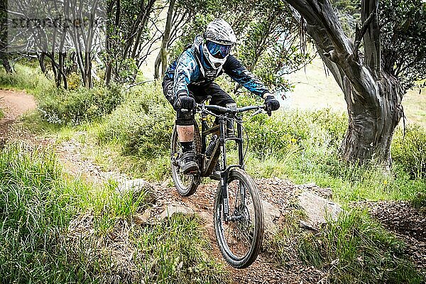 Downhill Mountainbike Fahrer versuchen die ABOM Strecke am 3. Januar 2016 in Mt Buller  Mt Buller  Australien  Ozeanien