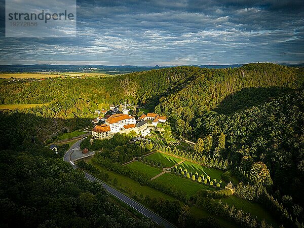 Schloss Weesenstein erhebt sich auf einem Felsvorsprung aus Knotenglimmerschiefer mit Quarziteinlagerungen über dem Tal der Müglitz etwa 3 km südlich von Dohna im Ortsteil Weesenstein der Gemeinde Müglitztal