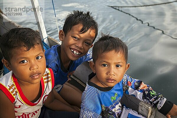 Nett blickende Kinder  Gesichter  Flores  Indonesien  Asien