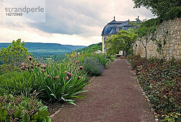 Die drei Dornburger Schlösser liegen am Rand eines Muschelkalkfelsenplateaus über der Saale  nördlich von Jena im Bundesland Thüringen. Sie sind ein einzigartiges Schloss- und Gartenensemble  das auch ein beliebter Aufenthaltsort Goethes war