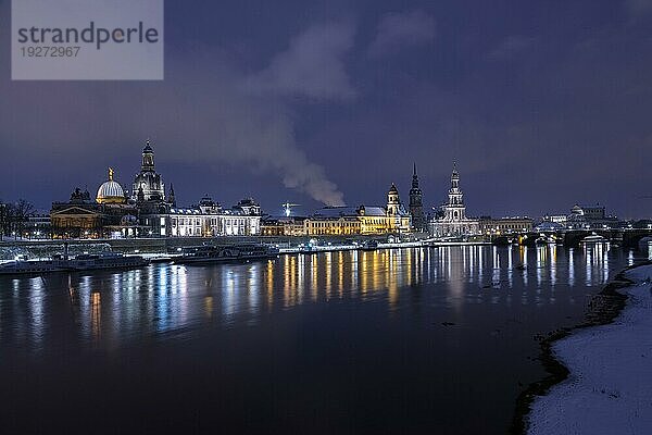 Die Silhouette der Dresdner Altsatdt zur blaün Stunde im Winter