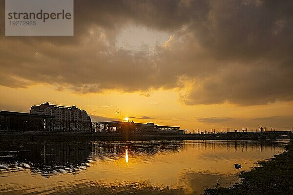 Neustädter Elbufer am Abend  Blick über die Elbe  zum Kongrsszentrum und zur Yenidze