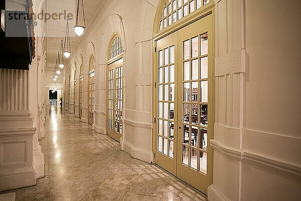 Das berühmte Innere und die Anlage des historischen Raffles Hotels an einem warmen Abend  Singapur  Singapur  Asien