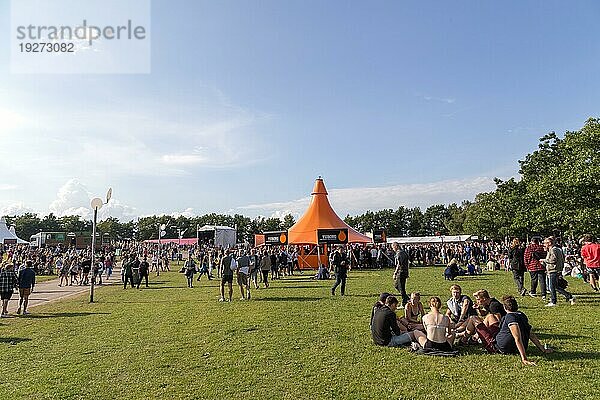 Roskilde  Dänemark  29. Juni 2016: Menschen auf dem Festivalgelände beim Roskilde Festival 2016  Europa