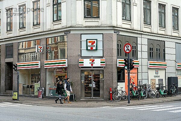 Kopenhagen  Dänemark  16. Oktober 2022: Menschen gehen an einem Seven Eleven Geschäft in der Vesterbrogade im Stadtteil Vesterbro vorbei  Europa