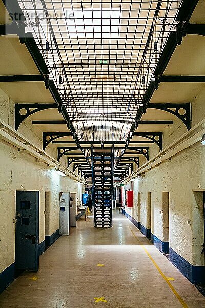 BEECHWORTH  AUSTRALIEN  30. DEZEMBER 2021: Das historische Beechworth Gaol und die Innenräume der Gefängnisflure an einem heißen Sommertag in Victoria  Australien  Ozeanien