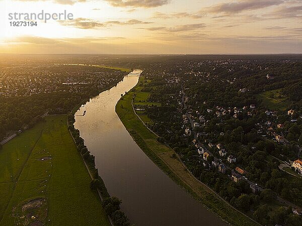 Sonnenuntergang über der Elbe im Osten von Dresden mit den Elbhängen