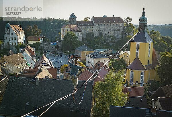 Highline- und Familienfest in Hohnstein Über den Dächern Hohnsteins und zwischen Sandsteinfelsen sind Highlines gespannt  über welche wagemutige Extremsportler balancieren