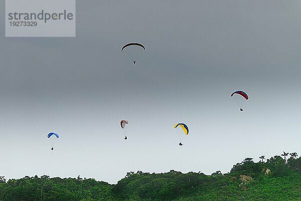 Gleitschirmfliegen am Strand Brava in Florianopolis  Santa Catarina  Brasilien. Eines der wichtigsten touristischen Ziele in der südlichen Region