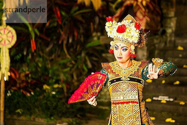 UBUD  BALI  INDONESIEN  SEP 5  2014: Eine traditionelle balinesische Show im Zentrum von Ubud  Bali  Indonesien  Asien