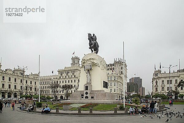 Lima  Peru  02. September 2015: Statue in der Mitte des San Martin Platzes im historischen Stadtzentrum  Südamerika
