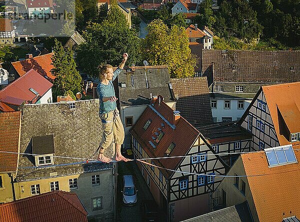 Highline- und Familienfest in Hohnstein Über den Dächern Hohnsteins und zwischen Sandsteinfelsen sind Highlines gespannt  über welche wagemutige Extremsportler balancieren