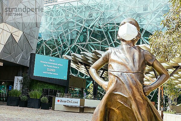 Melbourne  Australien  10. Oktober 2020: Der Federation Square und eine maskierte Statue des Fearless Girl in Melbourne sind während der Coronaviruspandemie und der damit verbundenen Abriegelung ruhig und leer  Ozeanien