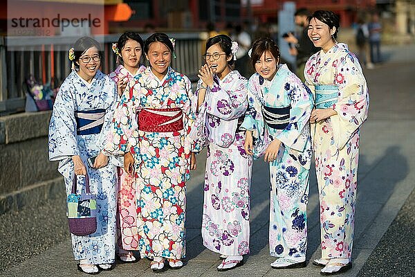 Junge Damen in einem Kimono in den Straßen von Kyoto an einem warmen Frühlingstag  Kyoto  Japan  Asien