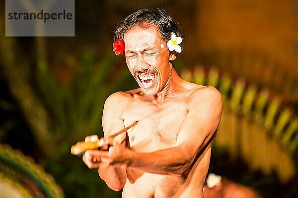 UBUD  BALI  INDONESIEN  SEP 5  2014: Eine traditionelle balinesische Show im Zentrum von Ubud  Bali  Indonesien  Asien