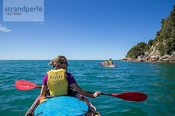 Abel Tasman  Neuseeland  8. März 2015: Menschen beim Kajakfahren im Abel Tasman National Park auf der Südinsel  Ozeanien