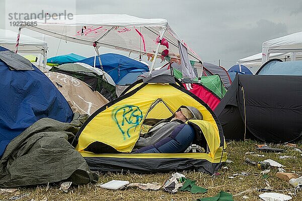 Roskilde  Dänemark  1. Juli 2016: Junger Mann schläft in seinem Zelt auf dem Campinggelände beim Roskilde Festival 2016  Europa