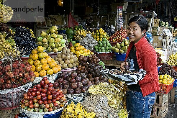 Exotischer Früchtemarkt mit lachender Verkäuferin  Bali  Indonesien  Asien