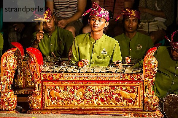 UBUD  BALI  INDONESIEN  SEP 5  2014: Eine traditionelle balinesische Show im Zentrum von Ubud  Bali  Indonesien  Asien