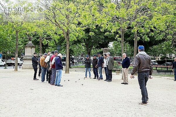 Paris  Frankreich  11. Mai 2017: Gruppe von Männern spielen Petanque in einem öffentlichen Park  Europa