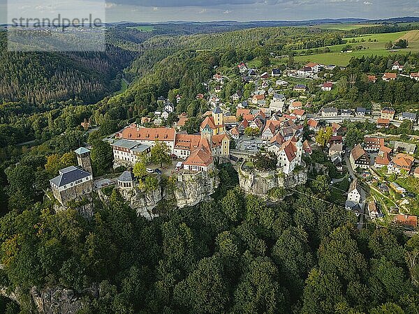 Highline- und Familienfest in Hohnstein Über den Dächern Hohnsteins und zwischen Sandsteinfelsen sind Highlines gespannt  über welche wagemutige Extremsportler balancieren