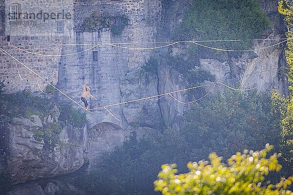 Highline- und Familienfest in Hohnstein Über den Dächern Hohnsteins und zwischen Sandsteinfelsen sind Highlines gespannt  über welche wagemutige Extremsportler balancieren