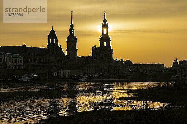 Sonnenuntergan in Dresden. Die Sonnenscheibe  durch den Saharastaub  besonders orange eingefäbt  geht hinter der Silhouette der Dresdner Altstadt unter