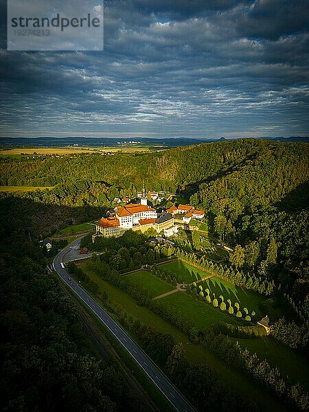 Schloss Weesenstein erhebt sich auf einem Felsvorsprung aus Knotenglimmerschiefer mit Quarziteinlagerungen über dem Tal der Müglitz etwa 3 km südlich von Dohna im Ortsteil Weesenstein der Gemeinde Müglitztal