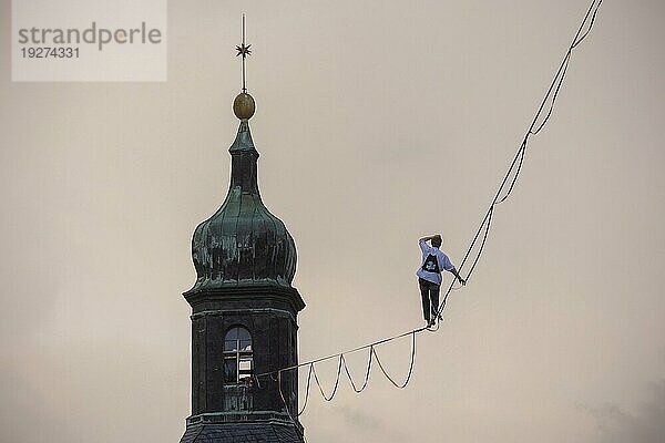 Highline- und Familienfest in Hohnstein Über den Dächern Hohnsteins und zwischen Sandsteinfelsen sind Highlines gespannt  über welche wagemutige Extremsportler balancieren. Ruben Langer beeindruckt mit Kunststücken auf einer Highline vom Kirchturm zur Burg Hohnstein