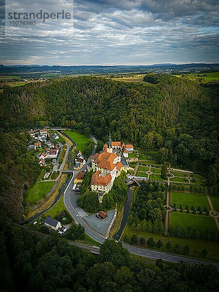 Schloss Weesenstein erhebt sich auf einem Felsvorsprung aus Knotenglimmerschiefer mit Quarziteinlagerungen über dem Tal der Müglitz etwa 3 km südlich von Dohna im Ortsteil Weesenstein der Gemeinde Müglitztal