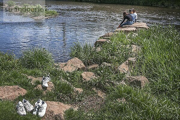 Entspannung  Drei Freundinen am Fluss