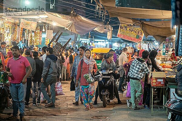 Jodhpur  Indien  8. Dezember 2019: Menschen auf dem belebten Sardar Markt bei Nacht  Asien