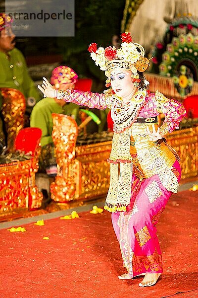 UBUD  BALI  INDONESIEN  SEP 5  2014: Eine traditionelle balinesische Show im Zentrum von Ubud  Bali  Indonesien  Asien