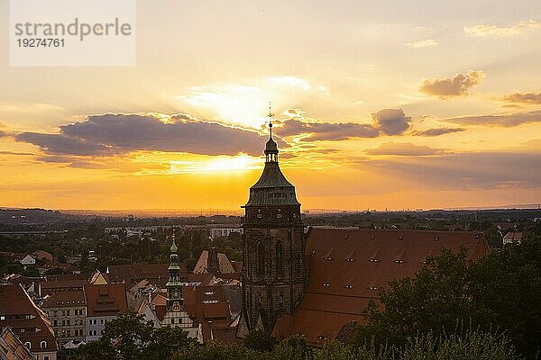 Blick von der Festung Sonnenstein mit dem Burggarten über die Stadtkirche St. Marien  über die Altstadt von Pirna an einem Sommerabend