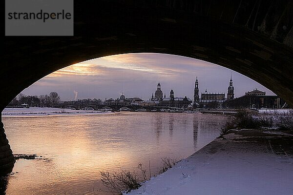 Sonnenaufgang am Elbufer in Dresden