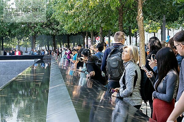 New York  Vereinigte Staaten von Amerika  19. September 2019: Menschen stehen am nördlichen Becken des World Trade Center Ground Zero Memorial in Lower Manhattan  Nordamerika