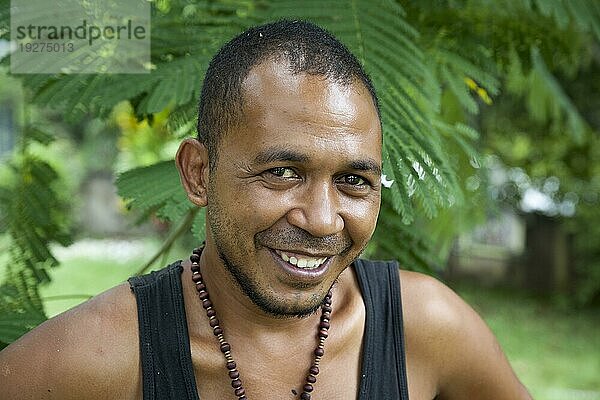 Einheimischer Mann  lachend  Porträt  Flores  Indonesien  Asien