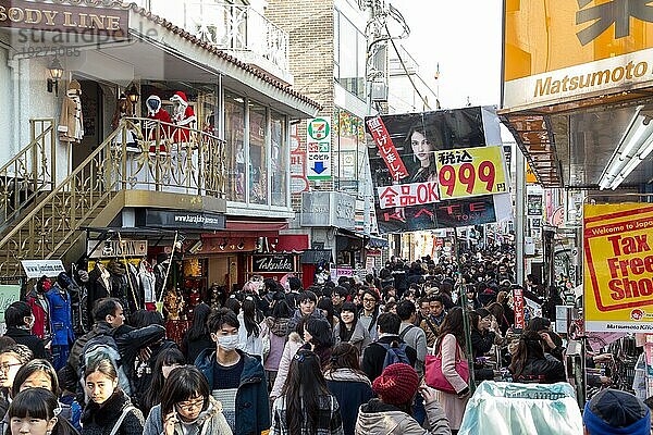 Tokio  Japan  21. Dezember 2014: Viele Menschen auf der Takeshita Street  einer berühmten Einkaufs und Fußgängerzone im Stadtteil Harajuku  Asien