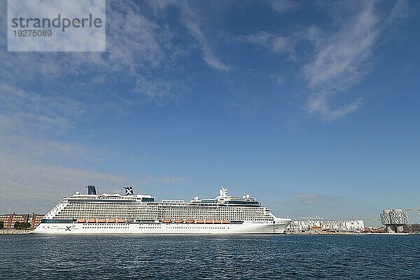 Kopenhagen  Dänemark  6. August 2015: Foto des Kreuzfahrtschiffs Celebrity Silhouette  das im Hafen von Kopenhagen vor Anker liegt  Europa