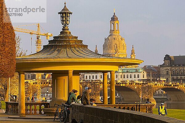 Neustädter Elbufer am Abend mit Blick auf die Altstadt über den Glockenspielpavillon und die Frauenkirche