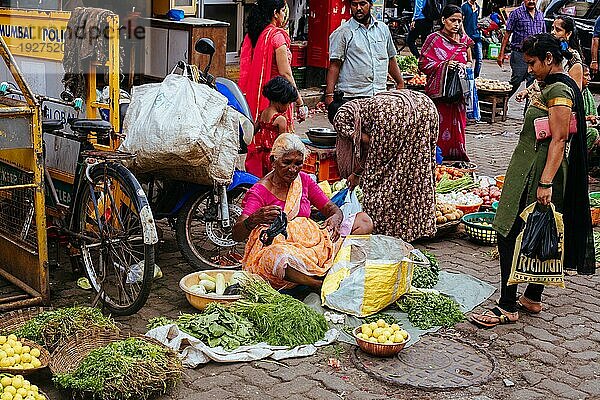 Frisches Obst und Gemüse an einem Marktstand im Colaba Causeway Market in Mumbai  Mumbai  Indien  Asien