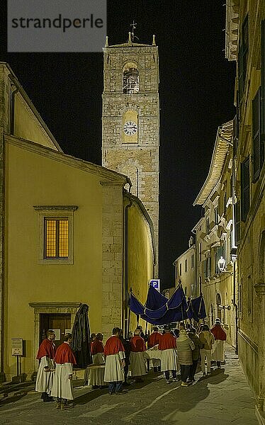 Karfreitagsprozession bei der Kirche San Leonardo  San Casciano dei Bagni  Provinz Siena  Italien  Europa