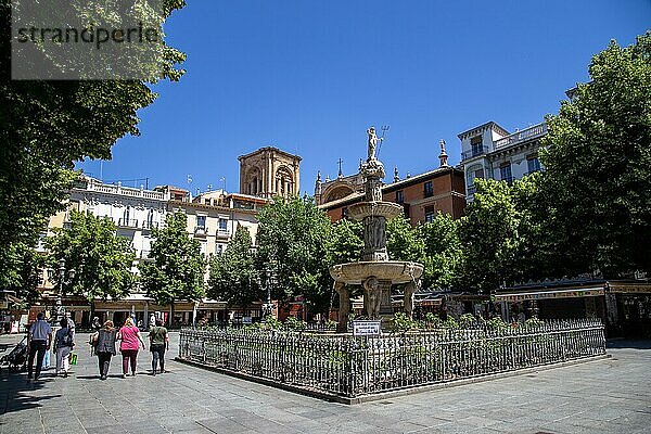 Granada  Spanien  27. Mai 2019: Menschen gehen an einem Brunnen auf dem Platz Bib Rambla im historischen Stadtzentrum vorbei  Europa