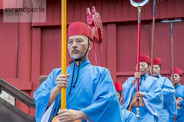 Okinawa  Japan  02. Januar 2015: Verkleidete Menschen führen eine Show bei der traditionellen Neujahrsfeier auf der Burg Shuri jo auf  Asien