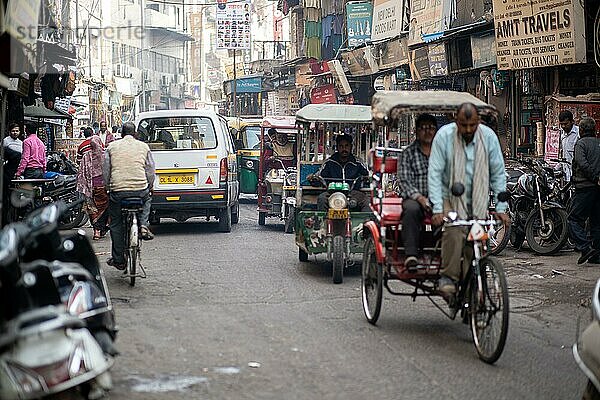 Delhi  Indien  04. Dezember 2019: Menschen auf einer belebten Straße im Main Bazaar im Bezirk Paharganj  Asien